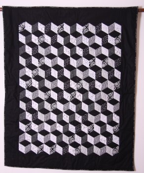 Ausstellungsstück Tumbling Block schwarz-weiß