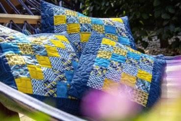 3 Quadrate Kissen - blau-gelb