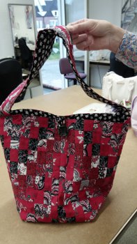 Bargello-Flower-Tasche - schwarz-rot