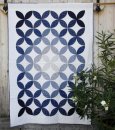 Patchworkdecke Farbverlauf blau-weiße Kreise
